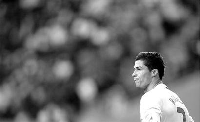 瓜帅：我们要拿98分才能英超夺冠；与摄影师冲突后马上道歉了（瓜帅：英超夺冠需拿到98分；与摄影师冲突后已迅速道歉）